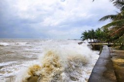 VIDEO: Bão số 10 Bualoi sắp vào, bờ biển Thanh Hóa trước nỗi lo sóng lớn