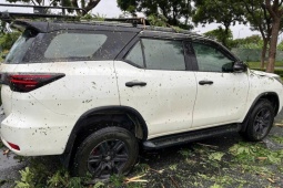 Tin tức trong ngày - CLIP: Giải cứu 6 người mắc kẹt trong ô tô giữa mưa bão