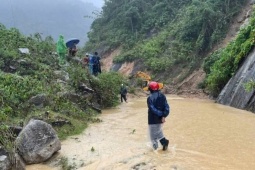 Tin tức trong ngày - Bão số 10 Bualoi giật cấp 15 áp sát, nhiều khu vực mưa lớn gây sạt lở, chia cắt