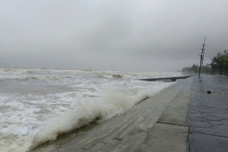 Tin tức trong ngày - VIDEO: Bão số 10 Bualoi giật cấp 15 áp sát, bầu trời tối đen, biển động dữ dội