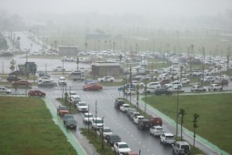 Tin tức trong ngày - Hàng nghìn người miền Trung đưa ôtô đi tránh bão Bualoi