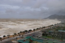 Tin tức trong ngày - Sóng biển Thiên Cầm cuộn cao, người dân 'nín thở' trước giờ bão đổ bộ