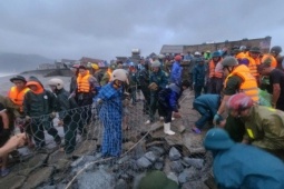 Tin tức trong ngày - Kè biển sạt lở trước giờ bão số 10 đổ bộ, hàng trăm người dầm mưa bốc đá gia cố