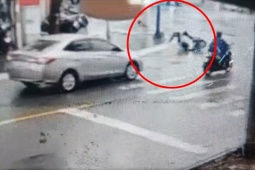 CLIP: Ô tô chạy ngược chiều khiến nam thanh niên ngã nhào dưới cơn mưa