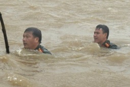 Tin tức trong ngày - Video công an dầm mình trong nước lũ tìm xe máy cùng hàng hoá giúp nam shipper