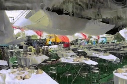 Bạn trẻ - Cuộc sống - Mưa bão ập đến, rạp cưới ở Đà Nẵng tả tơi, 80 bàn tiệc phải di dời