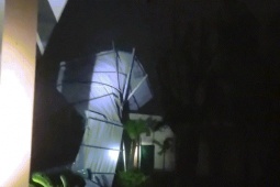 Tin tức trong ngày - Bão số 10 áp sát bờ, gió giật cuốn bay mái tôn