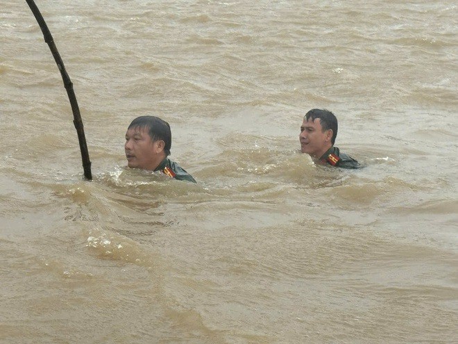 Video công an dầm mình trong nước lũ tìm xe máy cùng hàng hoá giúp nam shipper - 1