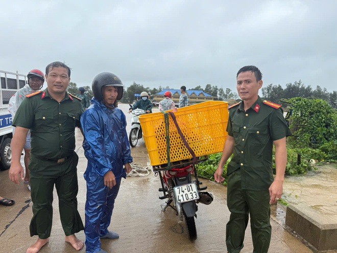 Công an lặn tìm và trao trả lại tài sản cho người dân.