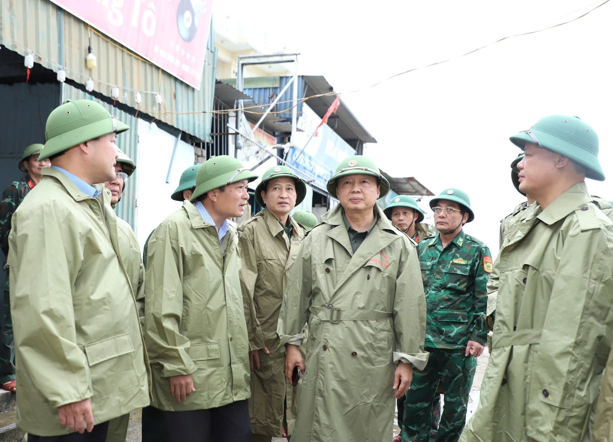 Phó Thủ tướng Trần Hồng Hà kiểm tra công tác ứng phó bão số 10 Bualoi tại Nghệ An vào chiều 28-9