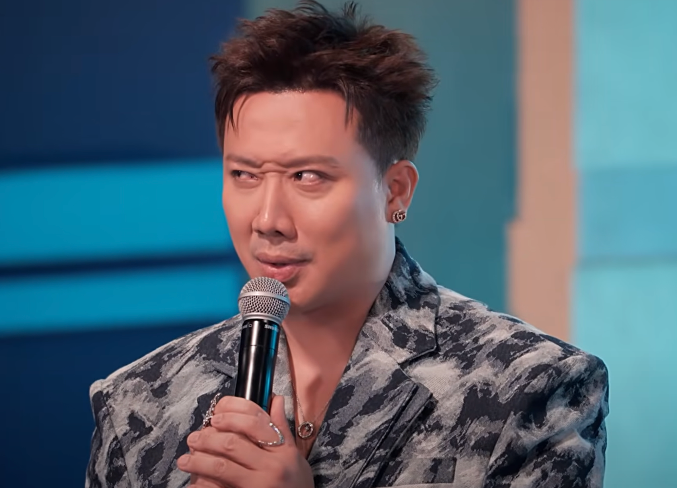 Trấn Thành (ảnh phải) bất ngờ với giọng hát của Karik.