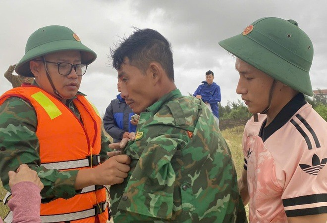 Video lời kể thuyền viên nhiều giờ ôm phao hàng hải giữa sóng dữ vụ tàu cá gặp nạn - 3