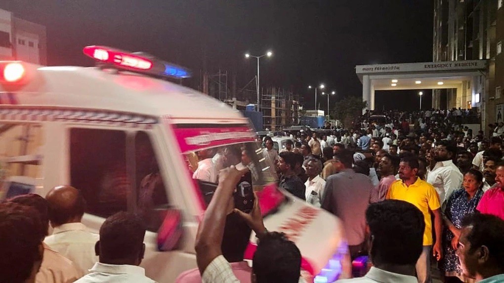 Xe cứu thương cố gắng vượt qua đám đông (ảnh: India Today)