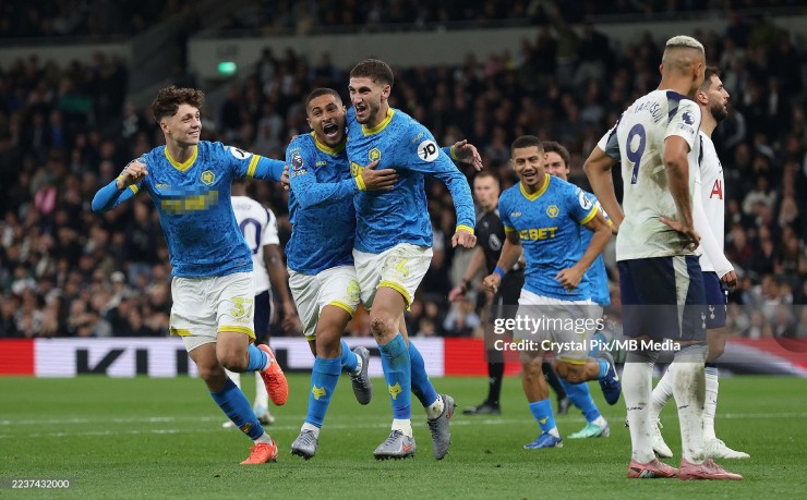 Tottenham suýt thua đội cuối bảng