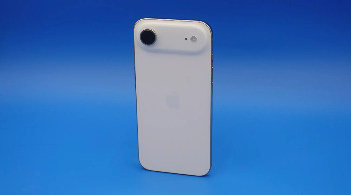 Camera sau của iPhone Air.