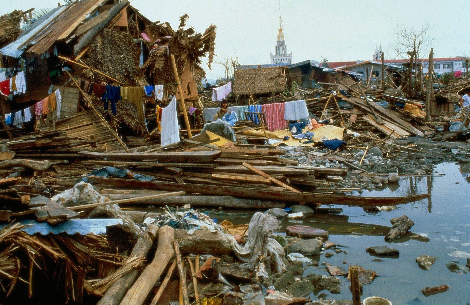 Những ngôi nhà bị phá hủy do siêu bão Nani 1975. Ảnh: Science Source