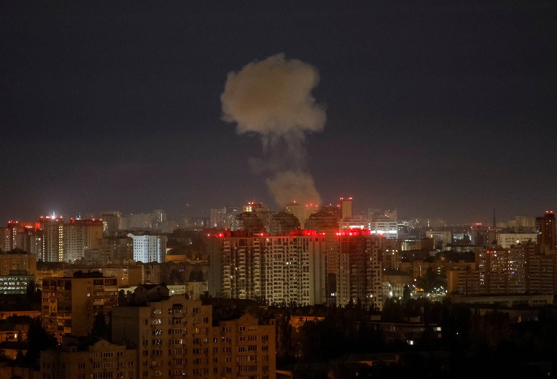 Khói bốc lên trong cuộc tập kích mới nhất của Nga nhằm vào thủ đô Ukraine hôm 28/9. Ảnh: Reuters.