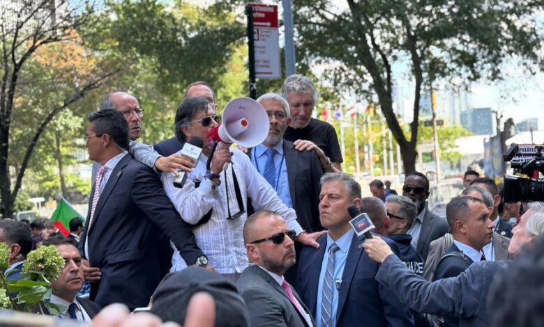 Ông Petro được bảo vệ khi tham gia cuộc biểu tình ủng hộ Palestine tại New York vào ngày 26/9. Ảnh: Quds News Network.