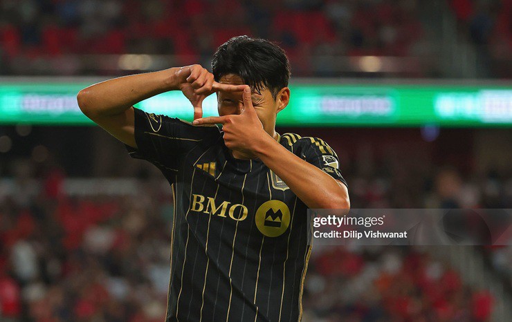 Son Heung Min tỏa sáng lập cú đúp