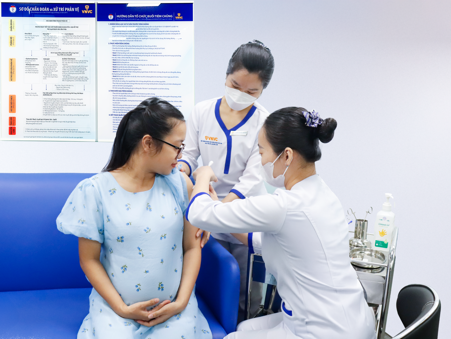 Chị Nguyễn Đan Thùy, 25 tuổi, mang thai tuần thứ 32 tiêm vắc xin RSV tại Hệ thống Tiêm chủng VNVC. Ảnh: Mộc Thảo
