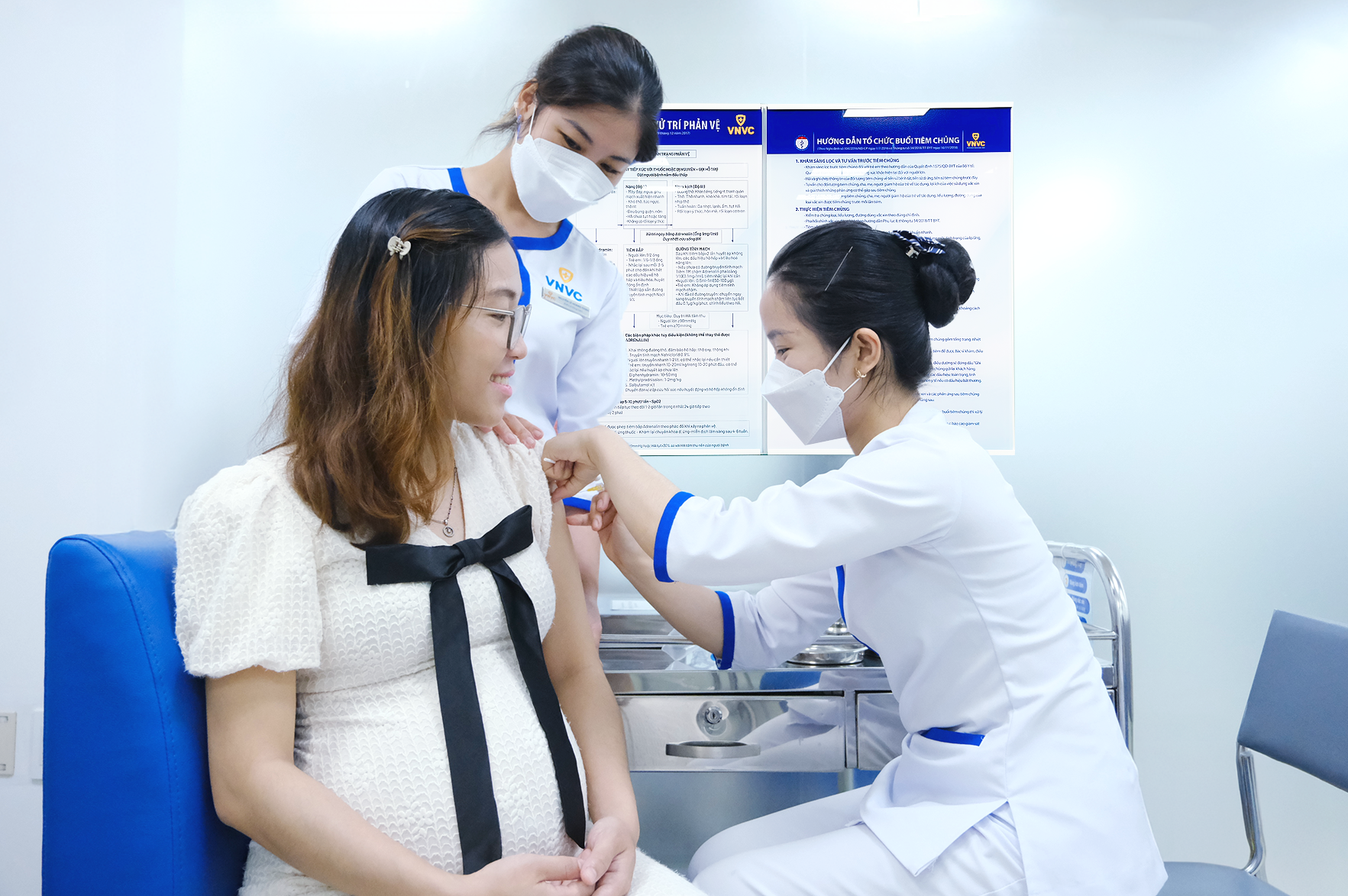Chị Trần Thị Thanh Phương, 32 tuổi, mang thai tuần 34 tiêm phòng RSV tại VNVC Hoàng Văn Thụ, TP HCM. Ảnh: Mộc Thảo