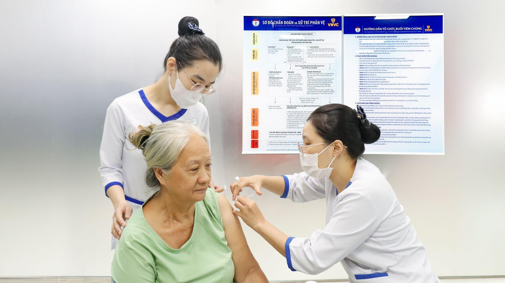 Người lớn tuổi tiêm vắc xin phòng bệnh tại VNVC. Ảnh: Mộc Thảo
