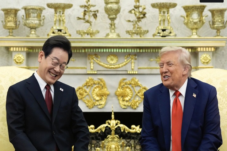 Tổng thống Donald Trump (phải) gặp người đồng cấp Hàn Quốc Lee Jae-myung tại Nhà Trắng ngày 25/8. Ảnh:&nbsp;AP