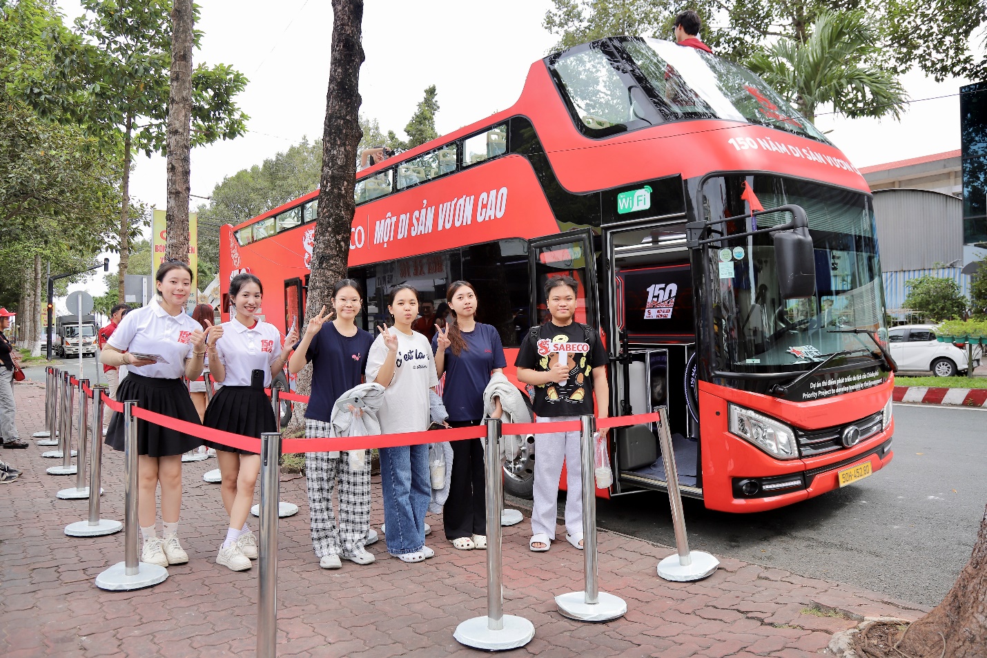 Gen Z Vĩnh Long hào hứng check-in xe buýt 2 tầng, khám phá câu chuyện 150 năm SABECO - 1