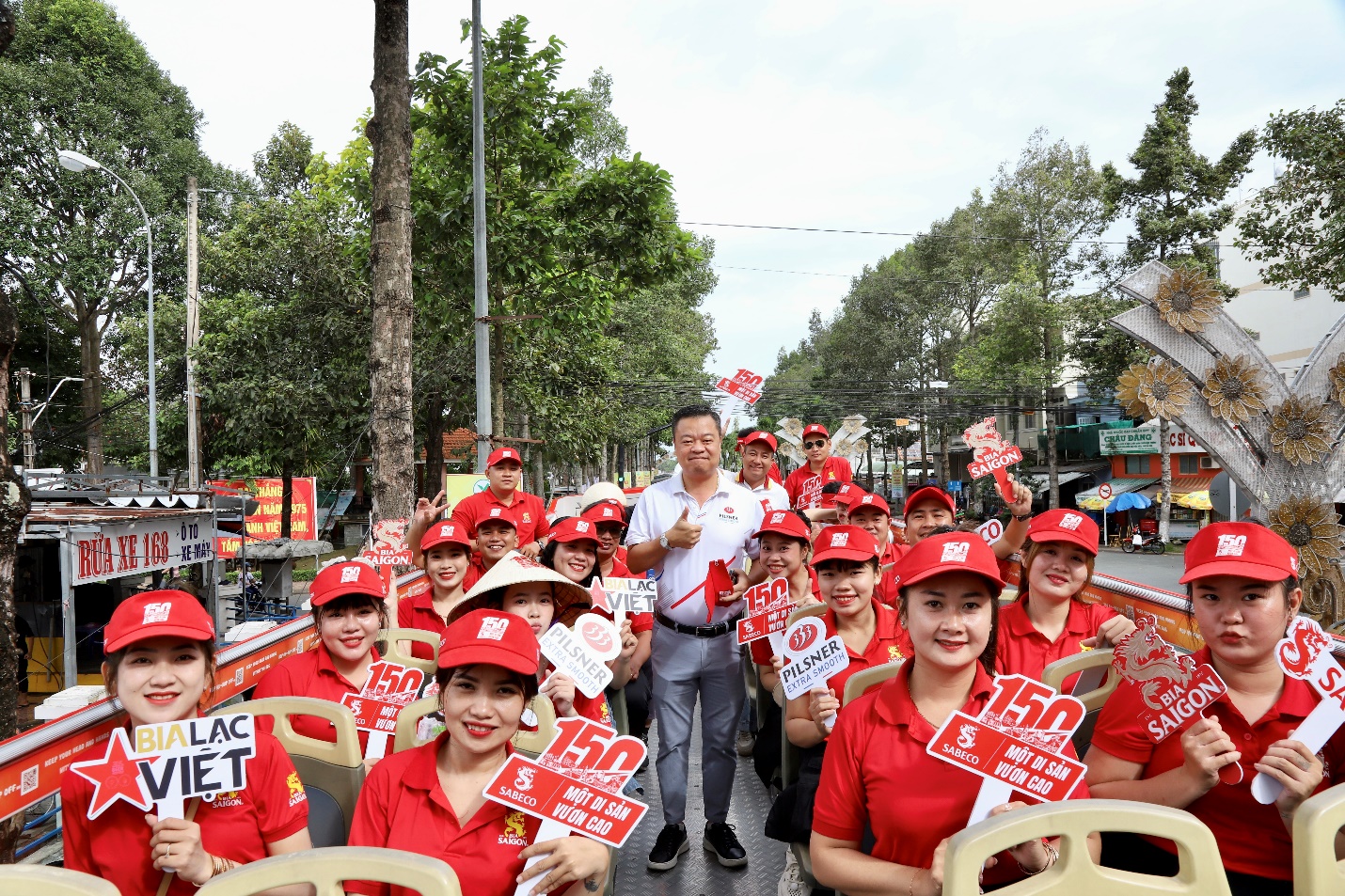 Gen Z Vĩnh Long hào hứng check-in xe buýt 2 tầng, khám phá câu chuyện 150 năm SABECO - 2