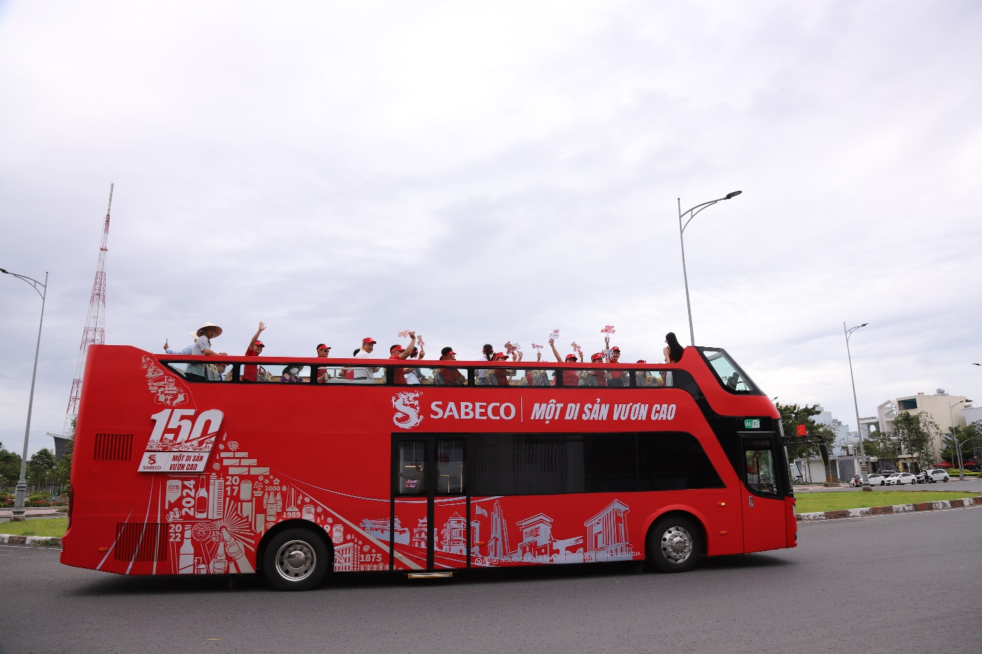 Gen Z Vĩnh Long hào hứng check-in xe buýt 2 tầng, khám phá câu chuyện 150 năm SABECO - 3