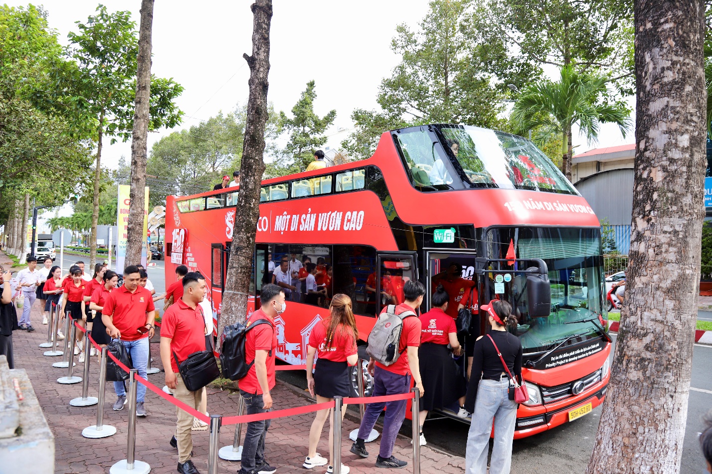 Gen Z Vĩnh Long hào hứng check-in xe buýt 2 tầng, khám phá câu chuyện 150 năm SABECO - 4