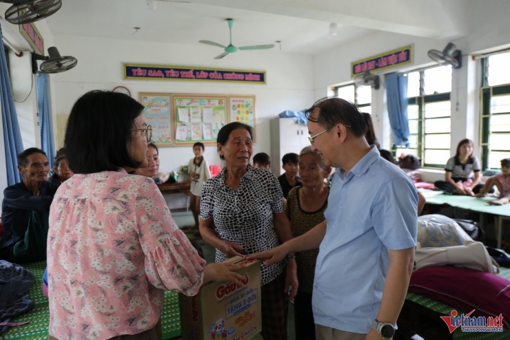 Chính quyền phát mì tôm cho người dân tại nơi trú bão. Ảnh: T.H