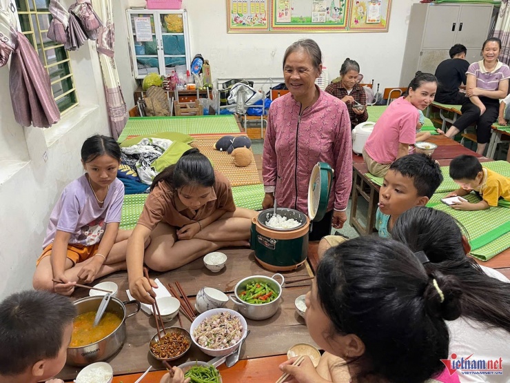 Bà Thái Thị Thảo (57 tuổi) ở xóm Bắc Chiến Thắng đưa cả bếp ga lên nấu thêm thức ăn cho cháu. Ảnh: T.H