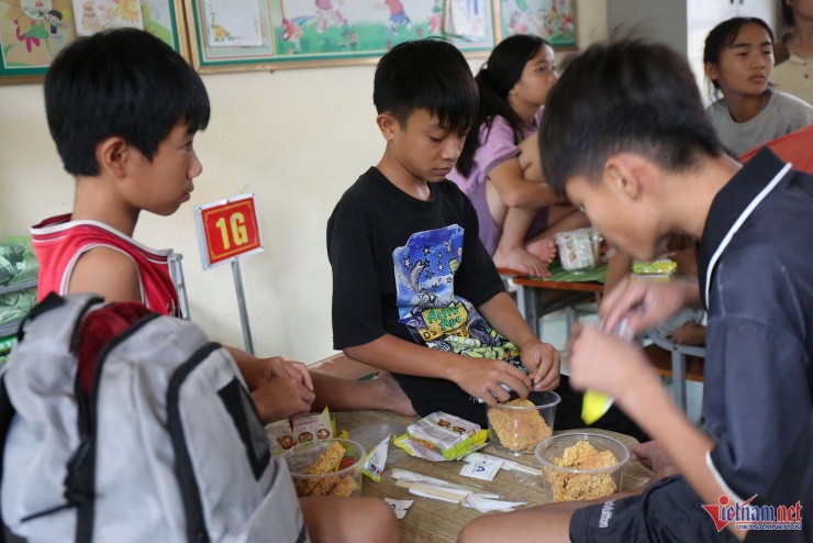 Bữa ăn nơi trú bão chỉ có mì tôm, lương khô nhưng ấm áp nhờ sự sẻ chia, trách nhiệm. Ảnh: T.H