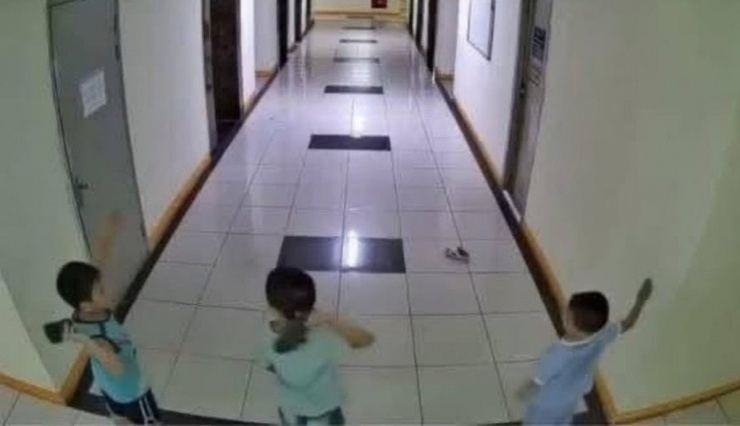 Thông tin trên mạng xã hội và khu vực 3 bé trai thi nhau ném dép. Ảnh: Cắt từ clip.