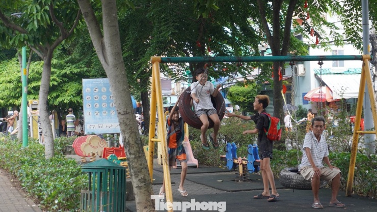 Cuộc sống người dân hai bên bờ kênh thay đổi từng ngày. Ảnh: CTV