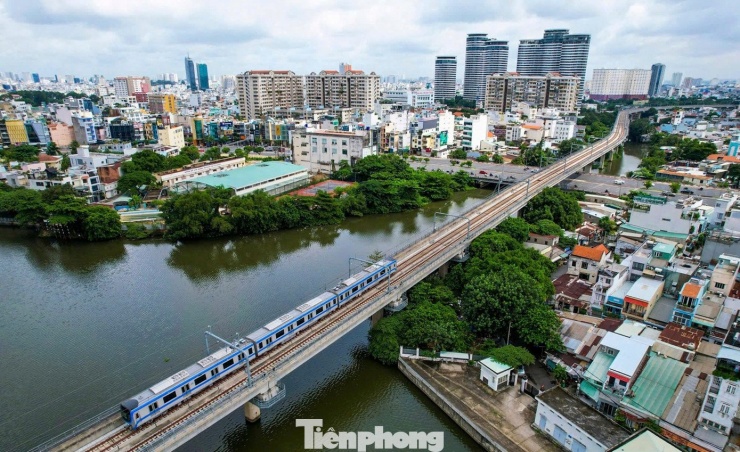 Metro số 1 kết nối trung tâm thành phố với cửa ngõ phía Đông – nơi tập trung nhiều khu công nghệ cao, đại học, khu đô thị mới. Tuyến gồm 3 ga ngầm (Bến Thành, Nhà hát Thành phố, Ba Son) và 11 ga trên cao. Ảnh: Duy Anh