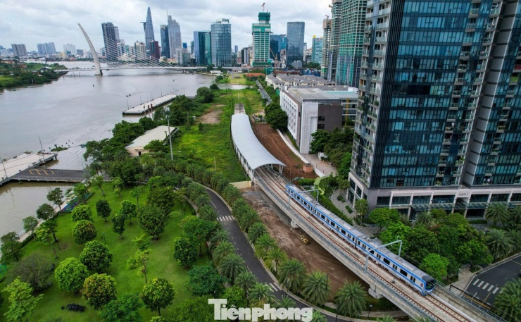 Sự xuất hiện của metro đã thúc đẩy sự thay đổi mạnh mẽ dọc hành lang đô thị, khi hàng loạt cao ốc, khu dân cư hiện đại mọc lên, tạo nên diện mạo mới cho khu vực. Ảnh: Duy Anh