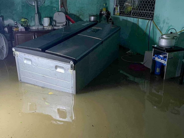 Gian bếp của một gia đình ở phường Cửa Lò chìm trong nước. Ảnh: Hùng Lê