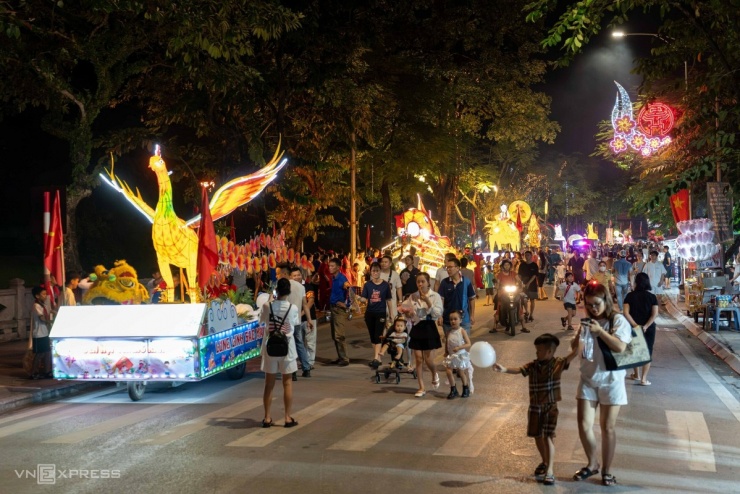 Hàng nghìn người xem rước đèn Trung thu khổng lồ ở thành cổ Sơn Tây - 1