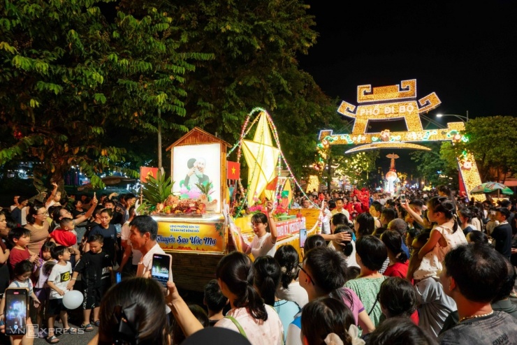Hàng nghìn người xem rước đèn Trung thu khổng lồ ở thành cổ Sơn Tây - 2