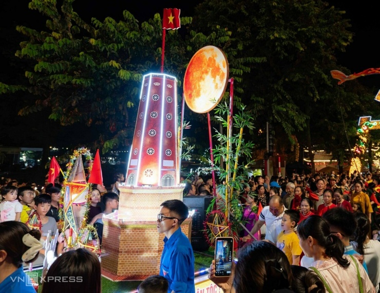 Hàng nghìn người xem rước đèn Trung thu khổng lồ ở thành cổ Sơn Tây - 4