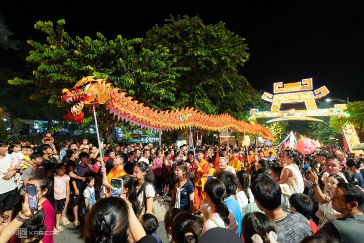 Hàng nghìn người xem rước đèn Trung thu khổng lồ ở thành cổ Sơn Tây - 5