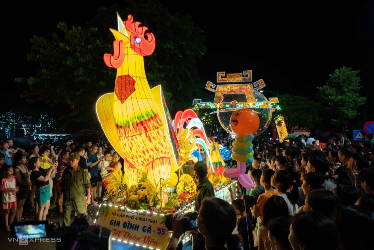 Hàng nghìn người xem rước đèn Trung thu khổng lồ ở thành cổ Sơn Tây - 6