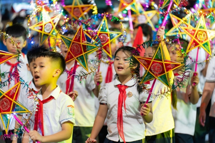 Hàng nghìn người xem rước đèn Trung thu khổng lồ ở thành cổ Sơn Tây - 8