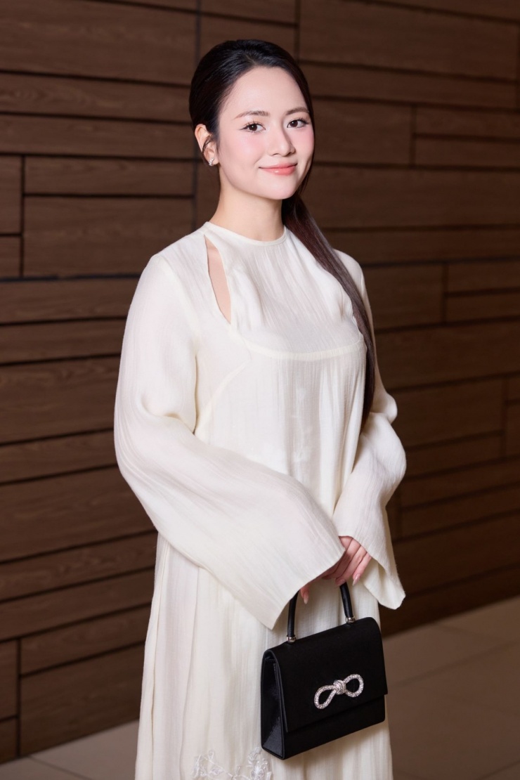 Ngoài đời, diễn viên chuộng phong cách thanh lịch, nữ tính. Cô thường mặc những bộ váy dài, trang điểm nhẹ nhàng.