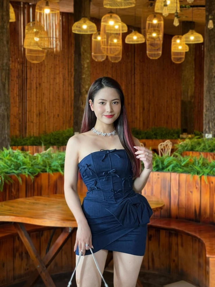 Việt Hoa tốt nghiệp trường Đại học Sân khấu - Điện ảnh Hà Nội, hiện công tác tại Nhà hát Kịch Việt Nam. Cô chạm ngõ truyền hình với vai Đào ăn chơi, đanh đá trong Cô gái nhà người ta. Ngoài đời, diễn viên cho biết mình ít nói, không thích bon chen.