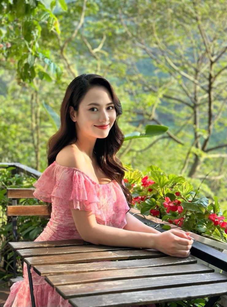 Sau thành công từ Cô gái nhà người ta, Việt Hoa góp mặt ở nhiều bộ phim như Những ngày không quên, Trở về giữa yêu thương Hương vị tình thân, Mình yêu nhau, bình yên thôi, Nơi giấc mơ tìm về. Cô hóa thân đa dạng kiểu nhân vật, trong đó có nhiều vai sắc sảo, nhận ý kiến trái chiều từ người xem. Năm ngoái, diễn viên được khen khi thể hiện vai Diễm - người có đời tư phức tạp, số phận bất hạnh trong Độc đạo.