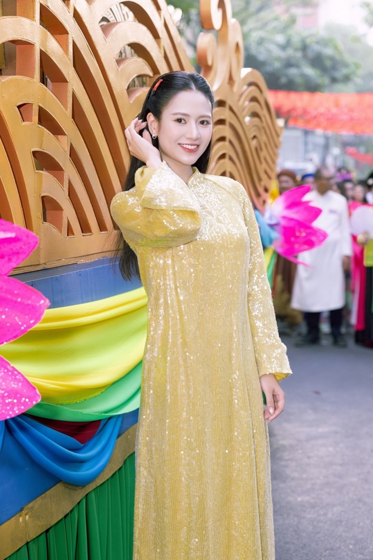 Việt Hoa diện áo dài tham gia diễu hành mừng 80 năm Quốc khánh tại Quảng trường Ba Đình, hôm 2/9.
