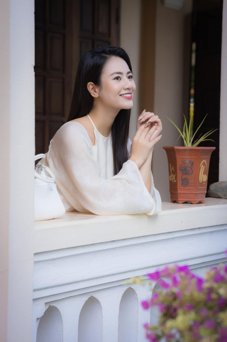 Việt Hoa chú trọng chăm sóc da, tóc, thường xuất hiện với mái tóc đen, dày. Tuy nhiên, cô nói sẵn sàng làm mới vẻ ngoài để phù hợp mỗi dự án mình góp mặt.